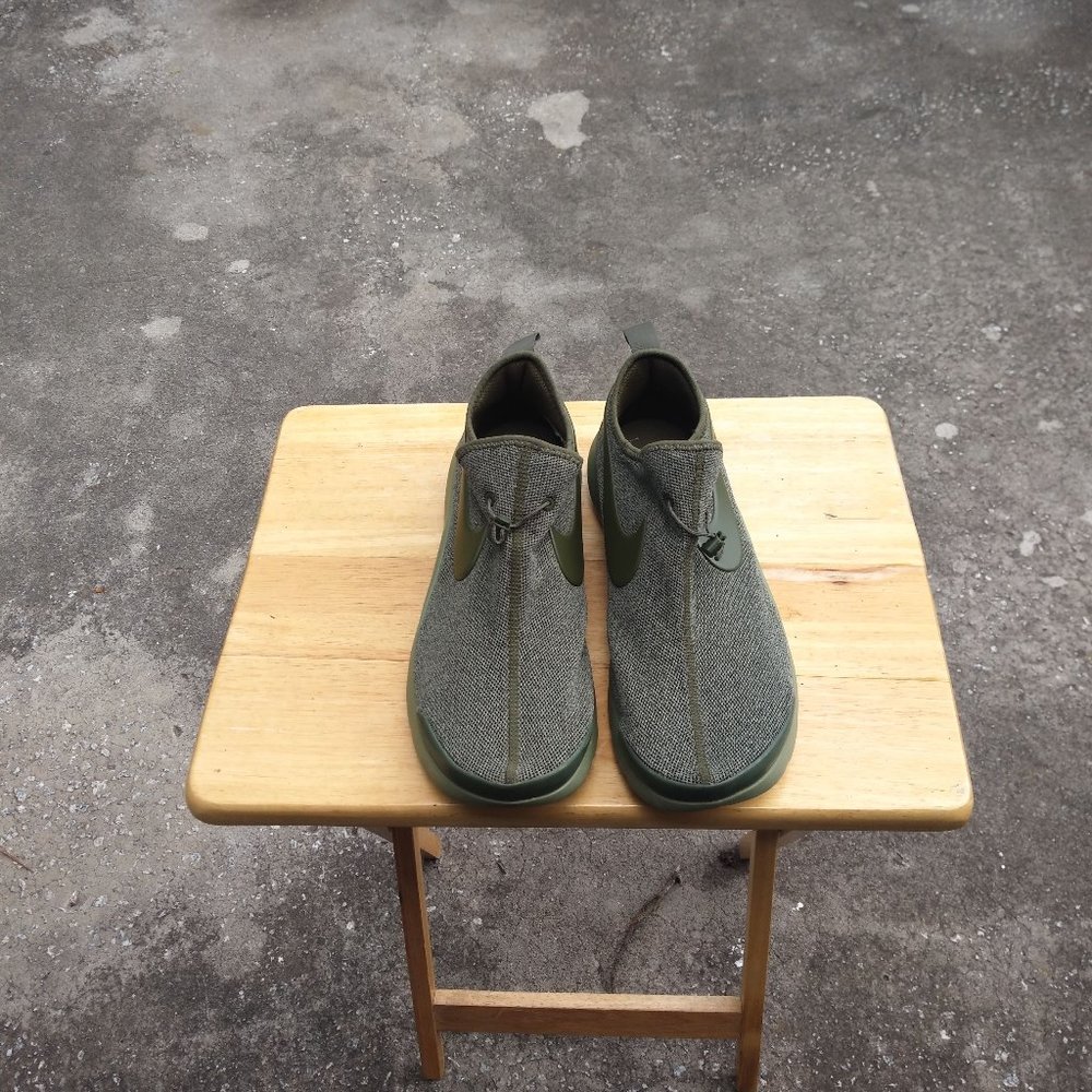 NIKE SLIP ONS